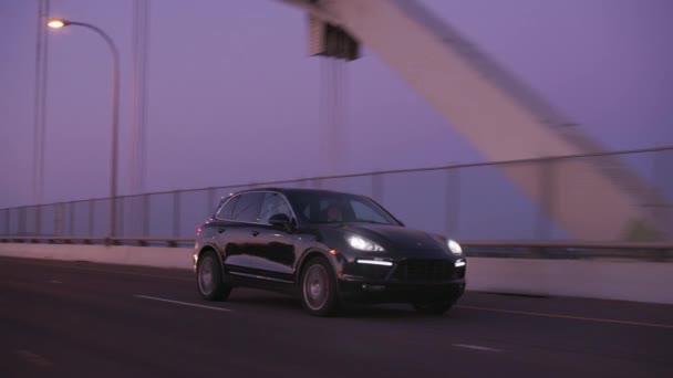 Porsche Cayenne Przejazd Przez Most Portland Oregon — Wideo stockowe