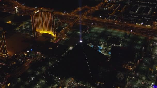 Las Vegas Nevada 2017 Dolaylarında Luxor Piramidinin Tepesindeki Işığa Bakıyor — Stok video