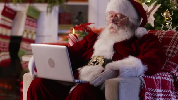 Weihnachtsmann Mit Laptop Wohnzimmer — Stockvideo