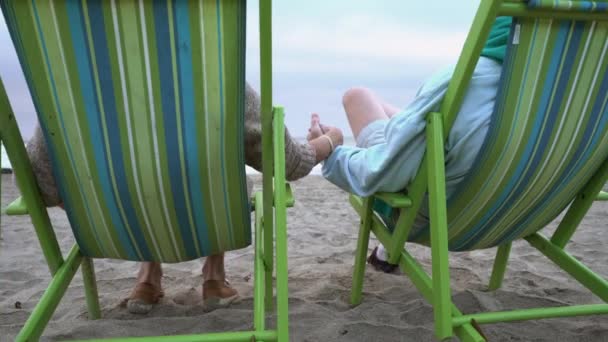 Cuplu Senior Stând Scaune Plajă Bucurându Priveliște — Videoclip de stoc