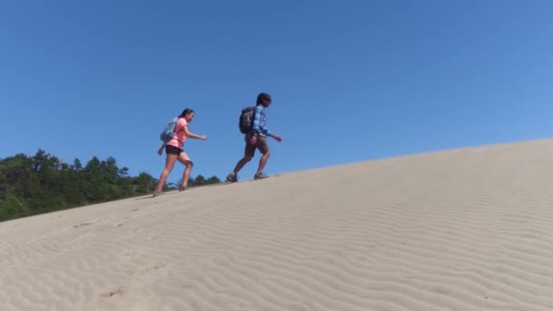Coppia Escursioni Sulle Dune Sabbia Spiaggia — Video Stock