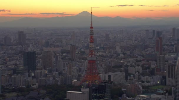 日本东京 2018年左右 日落时飞越东京塔楼 用红色摄像机从直升机上拍的 — 图库视频影像