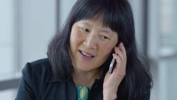 Kypsä Aasialainen Liikenainen Käyttää Matkapuhelin Toimistossa Aulassa — kuvapankkivideo