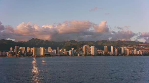 檀香山 瓦胡岛 夏威夷大约2018年 黄昏时分 威基基海滩海岸外帆船的航拍照片 用Cineflex和Red Epic Helium拍摄 — 图库视频影像