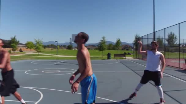 Venner Som Spiller Basketball Parken – stockvideo