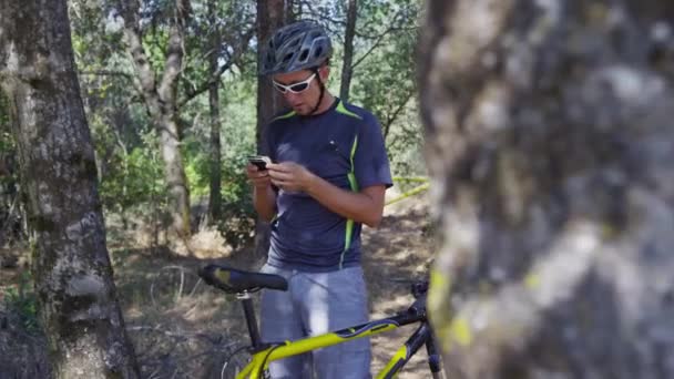 Ciclista Montaña Toma Descanso Para Comprobar Teléfono Celular — Vídeo de stock