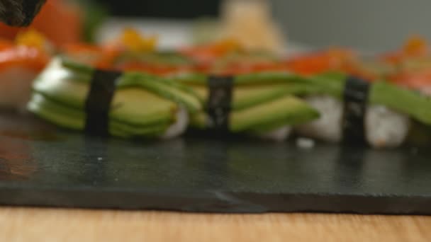 Sushi Rullar Super Slow Motion Skjuten Med Phantom Flex — Stockvideo