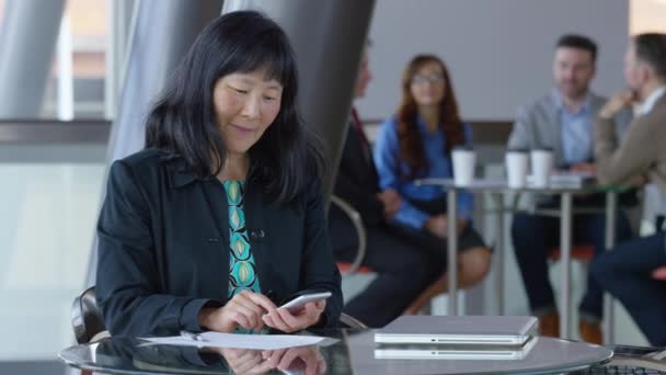 Mature Asiatique Femme Affaires Aide Téléphone Cellulaire Dans Hall Bureau — Video