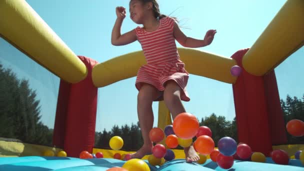 Mädchen Hüpft Aufblasbarem Spielhaus Super Zeitlupe — Stockvideo