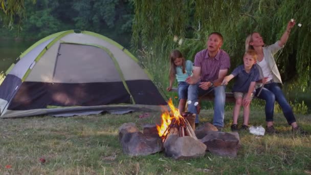 Malvaviscos Tostados Familiares Fuego Campamento — Vídeo de stock