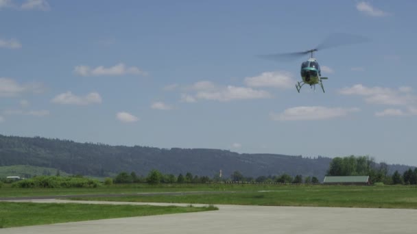 Helikopter Kırsal Havaalanına Iniyor Red Epic Ile Çekim — Stok video