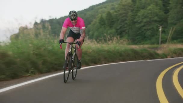 Fahndungsfoto Eines Männlichen Radfahrers Auf Einer Landstraße Voll Für Den — Stockvideo