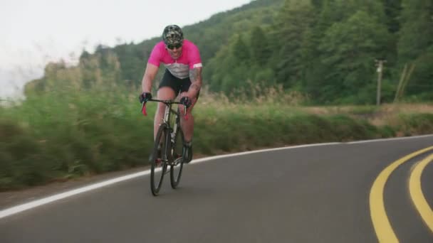 Rastreamento Ciclista Estrada Rural Totalmente Liberado Para Uso Comercial — Vídeo de Stock