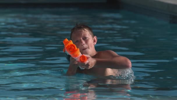 Menino Mergulha Piscina Disparando Arma Água Super Câmera Lenta — Vídeo de Stock