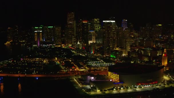 Αεροφωτογραφία Νύχτα Στο Κέντρο Του Μαϊάμι Φλόριντα — Αρχείο Βίντεο