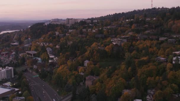 俄勒冈州波特兰 2017年左右 秋天对波特兰西部山丘的空中拍摄 用Cineflex和Red Epic Helium拍摄 — 图库视频影像