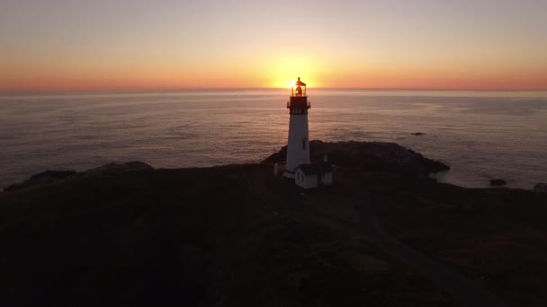 オレゴン州ニューポートの夕日のヤキナ湾灯台の空中写真 — ストック動画