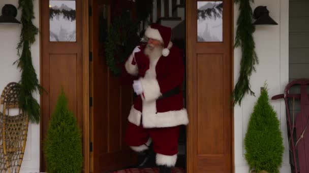 Santa Claus Saliendo Casa — Vídeo de stock