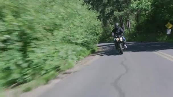 Fahndungsfoto Von Mann Mit Motorrad Auf Landstraße Voll Für Den — Stockvideo
