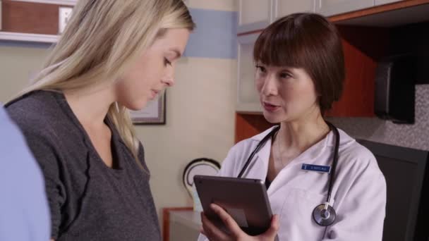 Médico Mulher Grávida Olham Para Tablet Digital Juntos — Vídeo de Stock