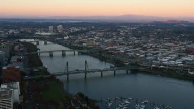 Portland City, Oregon, gün batımında, hava klibi: 4K Ultra HD