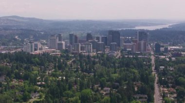Bellevue, Washington 2018 dolaylarında. Bellevue, Washington şehir merkezi. Helikopterden Cineflex gimbal ve RED Epic-W kamerasıyla çekildi..