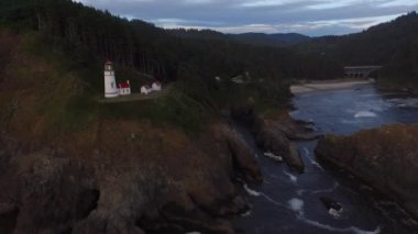 Gün batımında, Oregon 'da Heceta Head Deniz Feneri' nin hava görüntüsü.