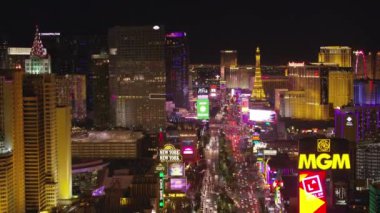 Las Vegas, Nevada dolaylarında 2017, Las Vegas Bulvarı üzerinde gece alçaktan uçuşu. Cineflex ve RED Epic-W Helyum ile çekilmiştir..
