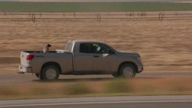 Wyoming 2018 dolaylarında. Kırsal yolda giden bir kamyonet.