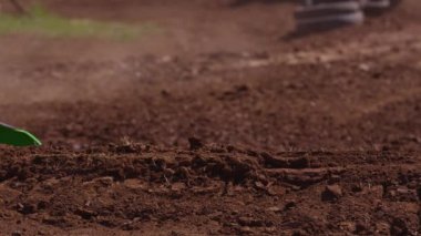 Motokros yarışçısı çamuru yavaş çekimde uçuruyor. 4K (tamamen serbest bırakıldı)