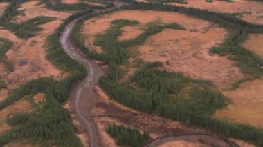 Anchorage, Alaska - yaklaşık 2018: Anchorage, Alaska yakınlarındaki derelerin, otlakların ve ağaçların havadan görünüşü. Helikopterden Cineflex gimbal ve RED Epic-W kamerasıyla çekildi..
