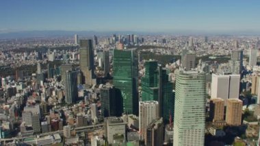 Tokyo, Japonya 2018 dolaylarında. Minato, Tokyo şehir merkezindeki binaların hava görüntüleri. Kırmızı kamerayla helikopterden çekilmiş..