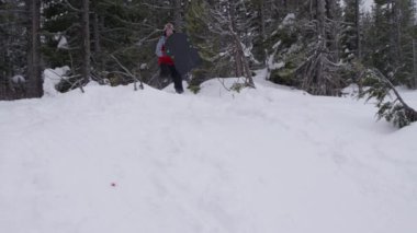 Çocuk ağır çekimde kayıyor.