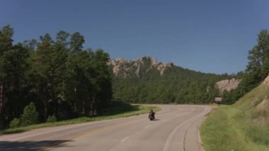 Motosikletle Güney Dakota 'daki Rushmore Ulusal Anıtı' na doğru gidiyoruz.