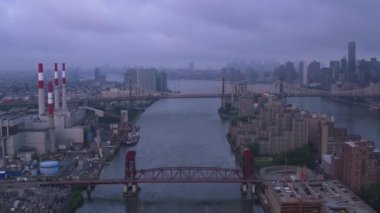 New York şehri 2017 dolaylarında, gün doğumunda Queensboro Köprüsü 'ne doğru uçuyor. Cineflex ve RED Epic-W Helyum ile çekilmiştir..
