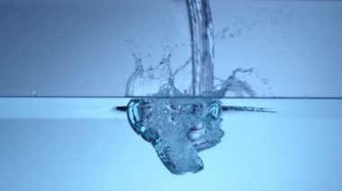 Ağır çekimde su yüzey sıçrama