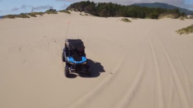 Kum tepelerinde uçan ATV 'nin görüntüsü, Oregon