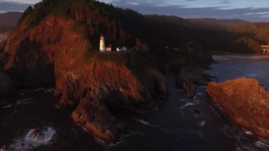 Gün batımında, Oregon 'da Heceta Head Deniz Feneri' nin hava görüntüsü.