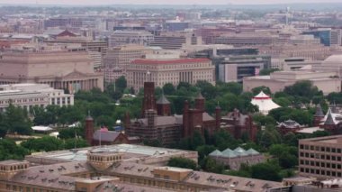 Washington, D.C. 2017 dolaylarında, Smithsonian Kalesi 'nin havadan görünüşü. Cineflex ve RED Epic-W Helyum ile çekilmiştir..