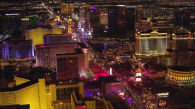 Las Vegas, Nevada 2017 dolaylarında Las Vegas Bulvarı üzerinde uçuyor. Cineflex ve RED Epic-W Helyum ile çekilmiştir..