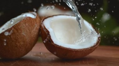 Hindistan cevizi suyu çok yavaş çekimde sıçrıyor, Fantom Flex 4K ile çekiliyor.