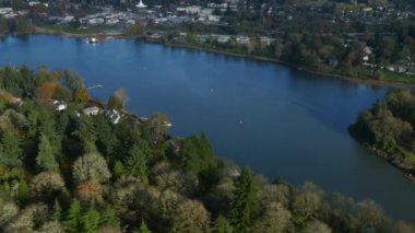 Portland, Oregon yakınlarındaki Willamette Nehri 'nin hava görüntüsü: 4K Ultra HD