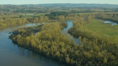 Willamette Nehri 'nin havadan görünüşü ve Dayton, Oregon yakınlarındaki tarım arazisi
