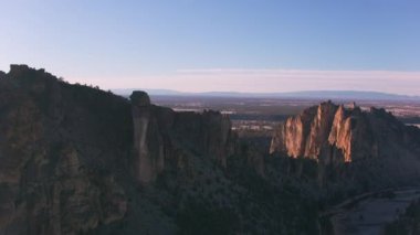 Oregon - yaklaşık 2018: Smith Rock State Park 'ın havadan görünüşü. Helikopterden Cineflex gimbal ve RED Epic-W kamerasıyla çekildi..