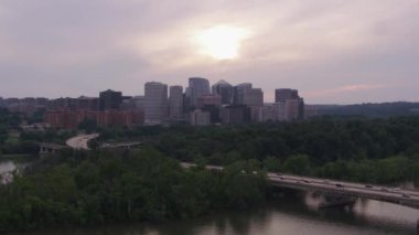 Washington, D.C. yaklaşık 2017 'de Theodore Roosevelt Köprüsü' nden geçerek Rosslyn 'e gidiyor. Cineflex ve RED Epic-W Helyum ile çekilmiştir..
