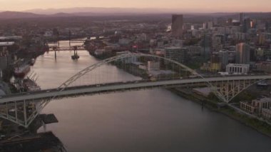Portland, Oregon. Yaklaşık 2017. Freemont Köprüsü 'nün havadan görüntüsü. Cineflex ve RED Epic-W Helyum ile çekilmiştir..