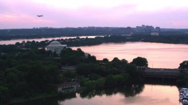 Washington, D.C. 2017 dolaylarında gün batımında Jefferson Memorial 'a doğru uçuyor. Cineflex ve RED Epic-W Helyum ile çekilmiştir..