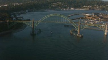 Newport, Oregon 2017 dolaylarında, Yaquina Körfezi Köprüsü 'nün havadan görüntüsü. Cineflex ve RED Epic-W Helyum ile çekilmiştir..