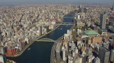 Tokyo, Japonya 2018 dolaylarında. Tokyo Skytree ile Sumida Nehri üzerinde uçuyor. Kırmızı kamerayla helikopterden çekilmiş..