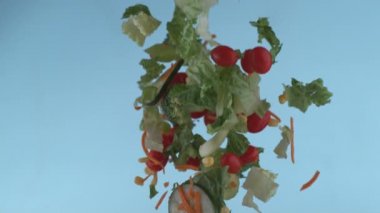 Salata yavaş çekimde uçuyor, Fantom Flex 4K ile saniyede 1000 kare hızla çekiliyor.